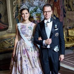 Beim königlichen Dinner für die Nobelpreisträger am Tag nach der Preisverleihung in Stockholm, bezaubert Prinzessin Victoria in einer floralen Traumrobe an der Seite ihres Ehemanns Prinz Daniel.  