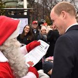 30. November 2017  Prinz William hat einem Weihnachtsmann in Finnland den Wunschzettel von Prinz George mitgebracht - was der sich wohl wünscht?