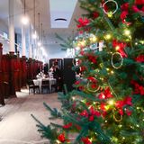 12. Dezember 2017  In Königin Sonjas Kunststall hat Weihnachten Einzug gehalten. Zu einem Empfang für Gäste von der Stadtmission, Heilsarmee und dem Blauen Kreuz wurde prachtvoll geschmückt.