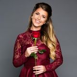 Lisa (23), Make-Up Artist aus Dortmund  Ausgeschieden in Folge 1  1994 in Unna geboren, wohnt Lisa heute in der Nähe von Dortmund. Dort macht sie ihre Leidenschaft zum Beruf und arbeitet als Make-Up Artist bei einem italienischen Kosmetikunternehmen. In ihrer Freizeit tanzt Lisa gerne und verbringt am liebsten Zeit mit ihrer Familie.  Lisa, die sich als lebensfroh, launisch, intelligent und mitreißend beschreibt, ist seit einem Jahr Single und möchte sich endlich wieder verlieben - und zwar in den Bachelor! Das Motto der 23-Jährigen dafür: „Wer nicht wagt, der nicht gewinnt“. Ihren Traummann malt sie sich als einen liebevollen und humorvollen Partner aus, der genau in den richtigen Momenten zum Romantiker wird. Ob das Timing des Bachelors passt?