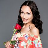 Janet (23), Altenpflegerin aus Minden  Ausgeschieden in Folge 3   Als examinierte Altenpflegerin im Schichtdienst und obendrein Gelegenheits-Kellnerin hat Janet aus Minden nicht allzu viel Freizeit, doch in der trifft sie sich gerne mit ihren Freunden, geht shoppen - oder putzt ihre Wohnung, denn „ich bin ein sehr ordnungsliebender Mensch!“ Die 23-Jährige hat außerdem ein Faible für Beauty und Fashion, weswegen „viele denken, ich bin tussimäßig unterwegs. Dabei bin ich sehr sozial eingestellt und interessiere mich für Themen wie den Tod, die Zwischenwelt und das Leben danach“.  Da es in ihrem Leben seit fast einem Jahr keinen Traumprinzen gibt, verbringt Janet ihre kuscheligen Couchmomente momentan nur mit ihren beiden Hunden Lucy und Collin. Das soll sich jetzt ändern! Den Bachelor, er sollte vor allem ehrlich und für jeden Spaß zu haben sein, will die hübsche Brünette mit ihrer offenen und humorvollen Art um den Finger wickeln.