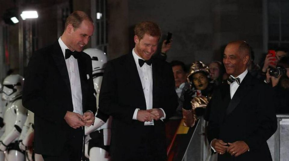 Beinahe ehrfürchtig begegneten Prinz William und Prinz Harry dem "Star Wars"-Roboter BB-8 auf dem roten Teppich