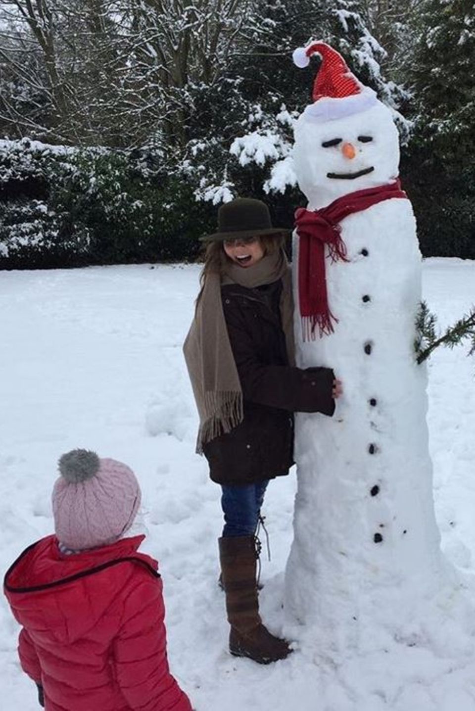 Willst du einen Schneemann bauen? Geri Halliwell und Tochter Bluebell bauen gemeinsam ein besonders schönes Exemplar. Willst du einen Schneemann bauen? Geri Halliwell und Tochter Bluebell bauen gemeinsam ein besonders schönes Exemplar.
