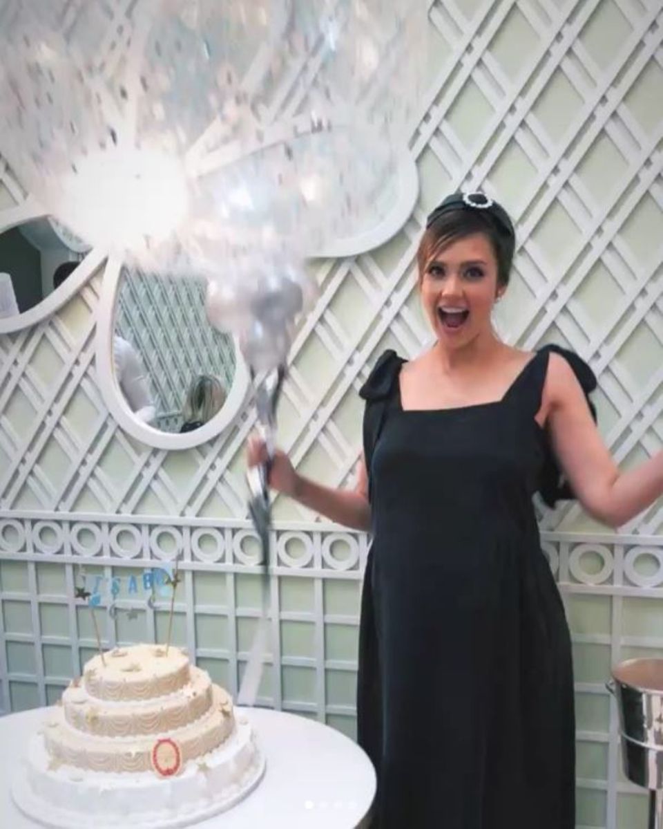 10. Dezember 2017 Jessica Alba freut sich riesig. Ihr süße Baby Shower ist ein voller Erfolg. Über der leckeren Torte steht`s geschrieben: "It´s a boy!" 10. Dezember 2017 Jessica Alba freut sich riesig. Ihr süße Baby Shower ist ein voller Erfolg. Über der leckeren Torte steht`s geschrieben: "It´s a boy!"