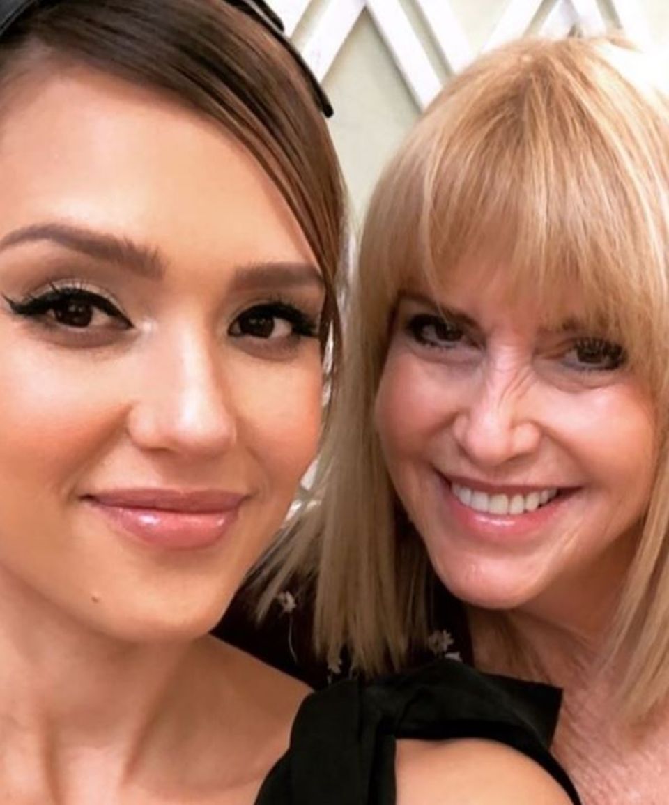 10. Dezember 2017 Mutter Catherine Alba ist natürlich während der Baby Shower an Jessicas Seite. 10. Dezember 2017 Mutter Catherine Alba ist natürlich während der Baby Shower an Jessicas Seite.