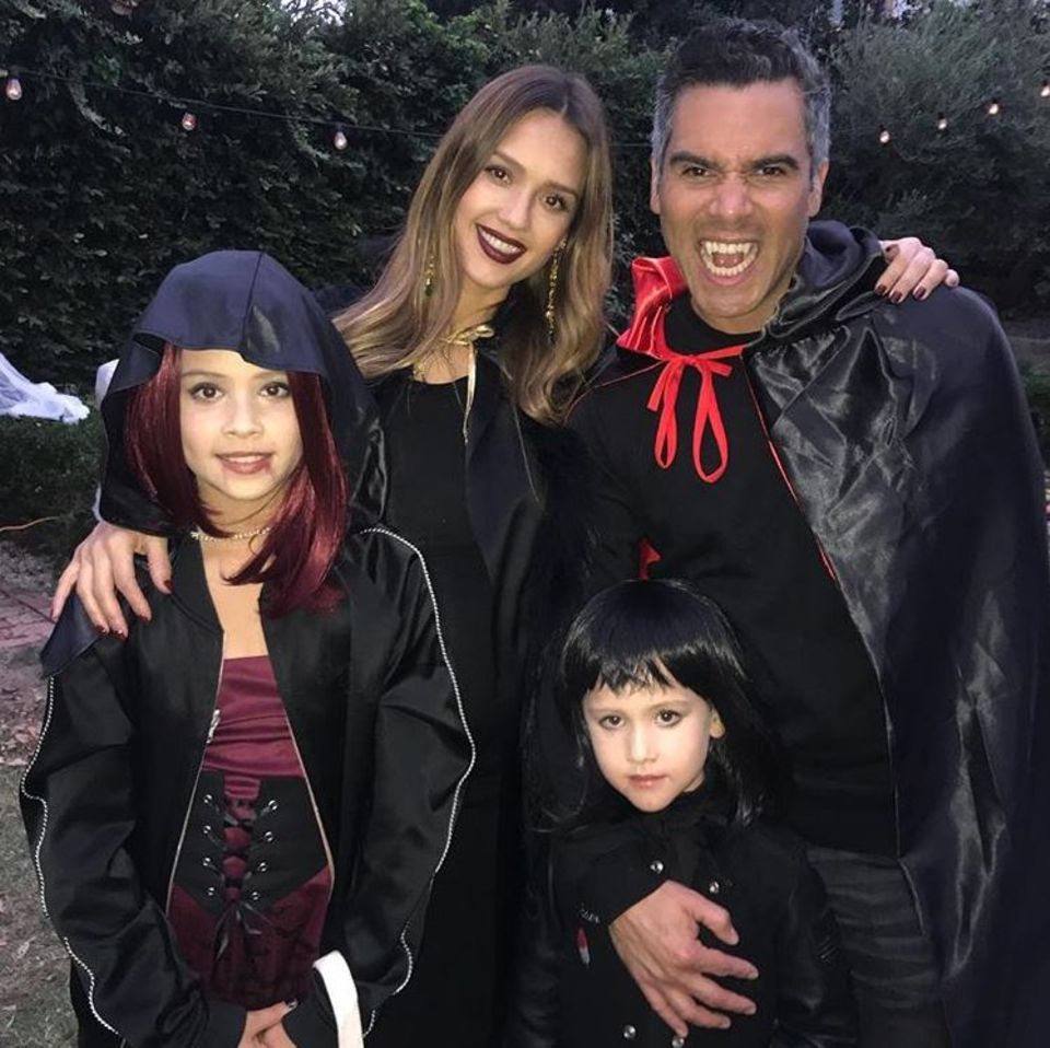 1. November 2017 Familie Alba rückt näher zusammen: Gemeinsam posieren sie zu Halloween für ein tolles Gruppenfoto. 1. November 2017 Familie Alba rückt näher zusammen: Gemeinsam posieren sie zu Halloween für ein tolles Gruppenfoto.