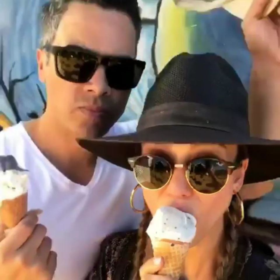 23. Oktober 2017 "Wochenende mit meinem Babe", postet eine eisschleckende Jessica Alba über ihren Ehemann Cash Warren. 23. Oktober 2017 "Wochenende mit meinem Babe", postet eine eisschleckende Jessica Alba über ihren Ehemann Cash Warren.