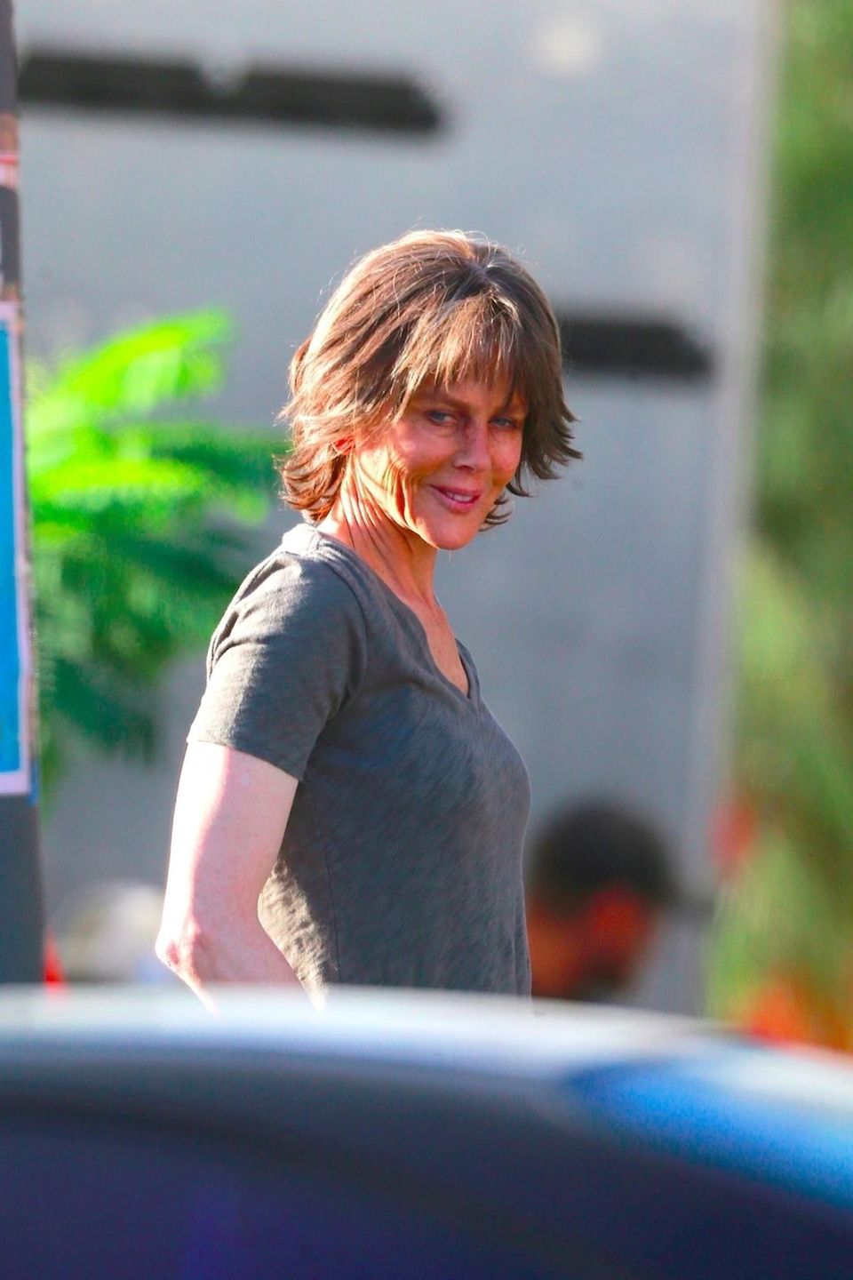 Für den Film "Destroyer" wird der Hollywoodstar beim Drehen erwischt. Die kürzeren Haare und das sie müde und älter wirken lassende Make-up lassen die Oscarpreisträgerin wie einen ganz anderen Menschen erscheinen. Hättet ihr Nicole Kidman erkannt? Für den Film "Destroyer" wird der Hollywoodstar beim Drehen erwischt. Die kürzeren Haare und das sie müde und älter wirken lassende Make-up lassen die Oscarpreisträgerin wie einen ganz anderen Menschen erscheinen. Hättet ihr Nicole Kidman erkannt?