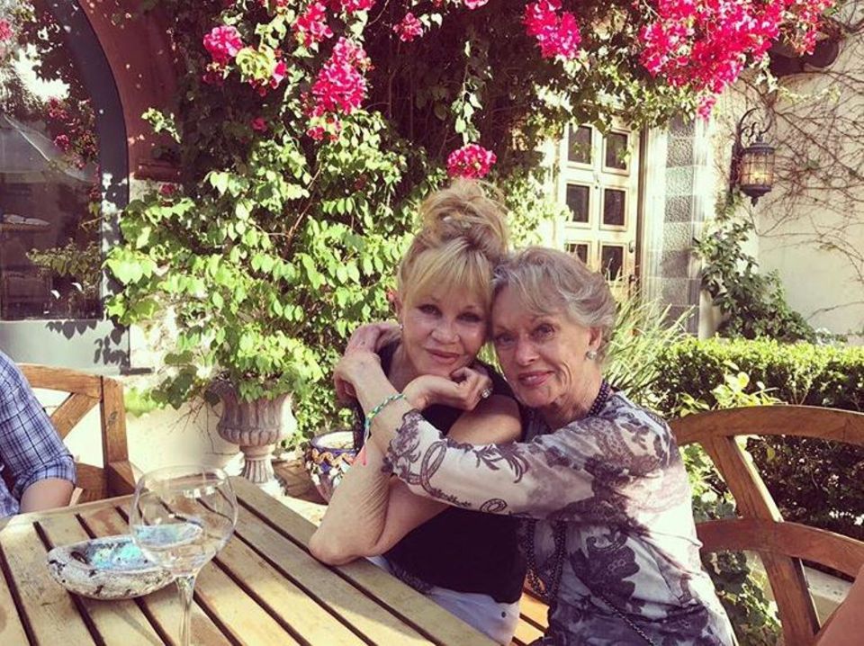 "Mit meiner jung gebliebenen und wunderschönen Mama. Sie ist 87 und lebt das Leben in vollen Zügen", postet Schauspielerin Melanie Griffith. Tippi Hedren ist keine Unbekannte: Unter anderem war sie die Hauptdarstellerin in den Hitchcock-Filmen: Die Vögel und Marnie. "Mit meiner jung gebliebenen und wunderschönen Mama. Sie ist 87 und lebt das Leben in vollen Zügen", postet Schauspielerin Melanie Griffith. Tippi Hedren ist keine Unbekannte: Unter anderem war sie die Hauptdarstellerin in den Hitchcock-Filmen: Die Vögel und Marnie.
