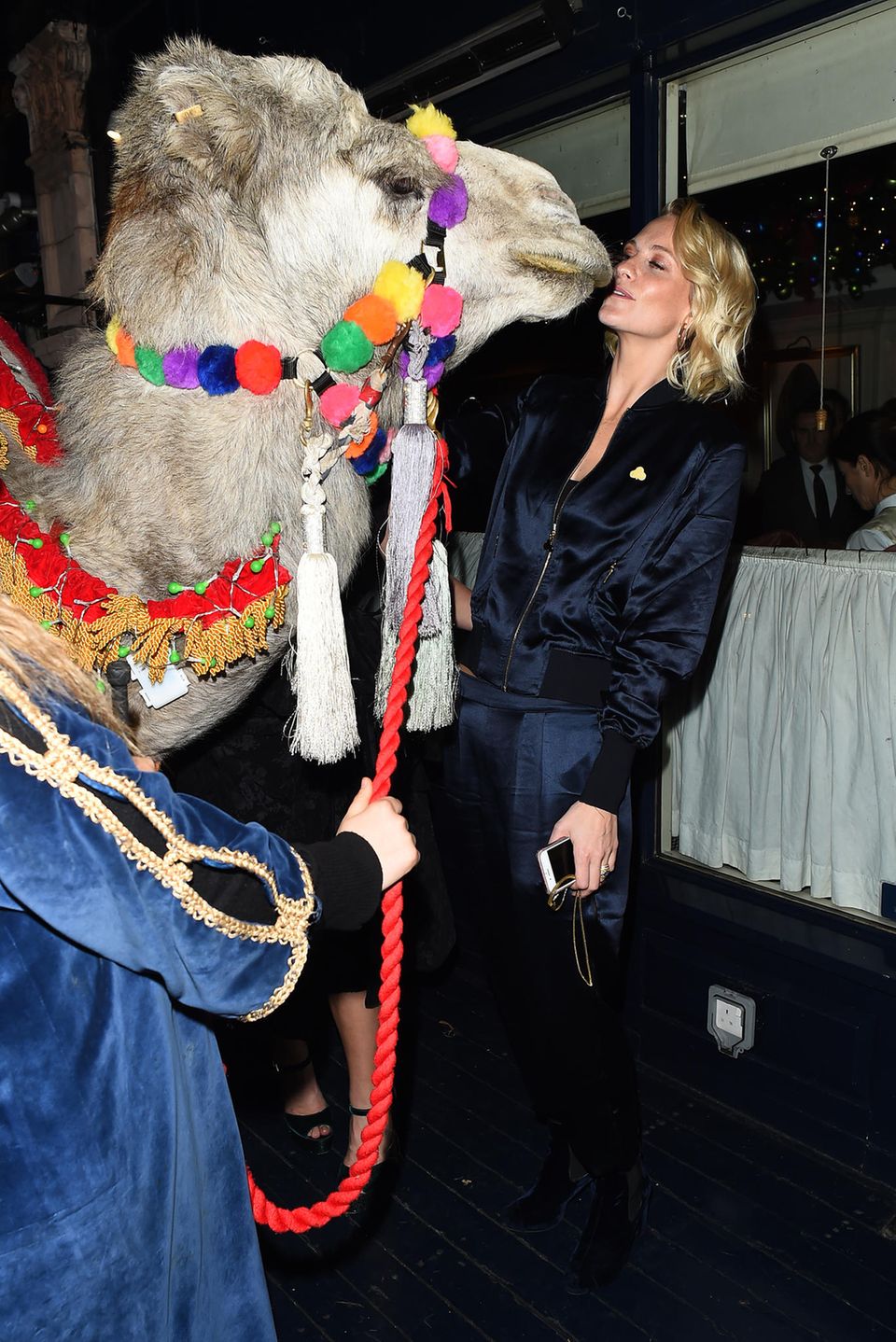 Während ihre Schwester Cara sich dem Löwen stellt, geht Poppy Delevingne eine Nummer sicher und knutscht ein Kamel. Während ihre Schwester Cara sich dem Löwen stellt, geht Poppy Delevingne eine Nummer sicher und knutscht ein Kamel.