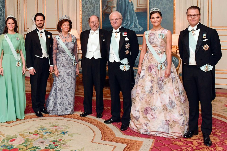 Mode-Malheur: Auch Prinz Daniel steht auf dem Kleid seiner Ehefrau. Auch Prinz Daniel steht auf dem Kleid seiner Ehefrau.