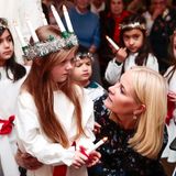 13. Dezember 2017  Kronprinzessin Mette-Marit beim Weihnachtsbesuch im Lörenskog Pflegeheim, wo eine kleine Lucia ein wenig quengelig zu sein scheint.