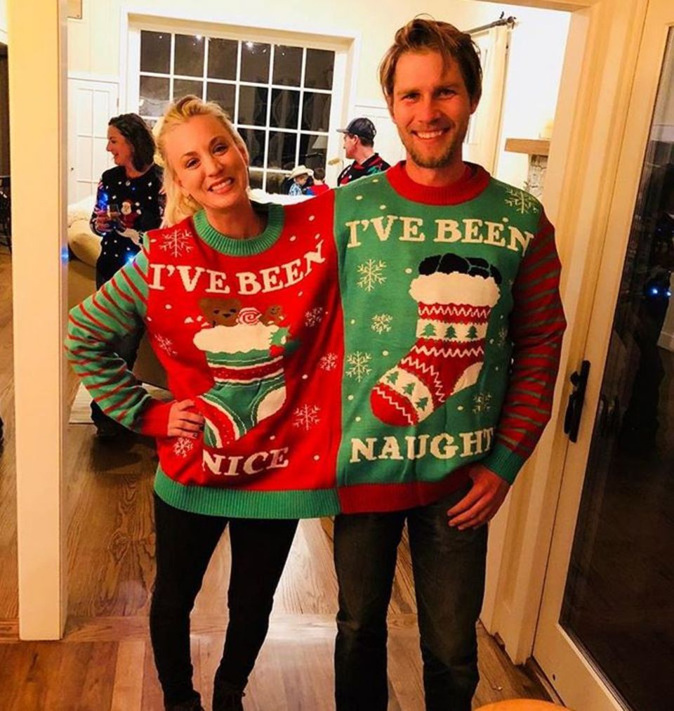 Die Turteltauben Kaley Cuoco und ihre "bessere Hälfte" Verlobter Karl Cook tragen einen großen Doppel-Pulli. Die Turteltauben Kaley Cuoco und ihre "bessere Hälfte" Verlobter Karl Cook tragen einen großen Doppel-Pulli.