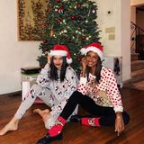Die Models Shanina Shaik und Jasmine Tookes kann auch ein Ugly-Christmas-Sweater nicht entstellen. 