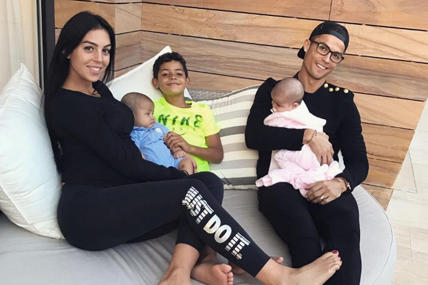 Cristiano Ronaldo mit Freundin Georgina Rodriguez (damals noch schwanger mit der gemeinsamen Tochter Alana Martina) und seinen Kindern Cristiano Jr. (Mitte) und den Zwillingen Eva und Matteo. 
