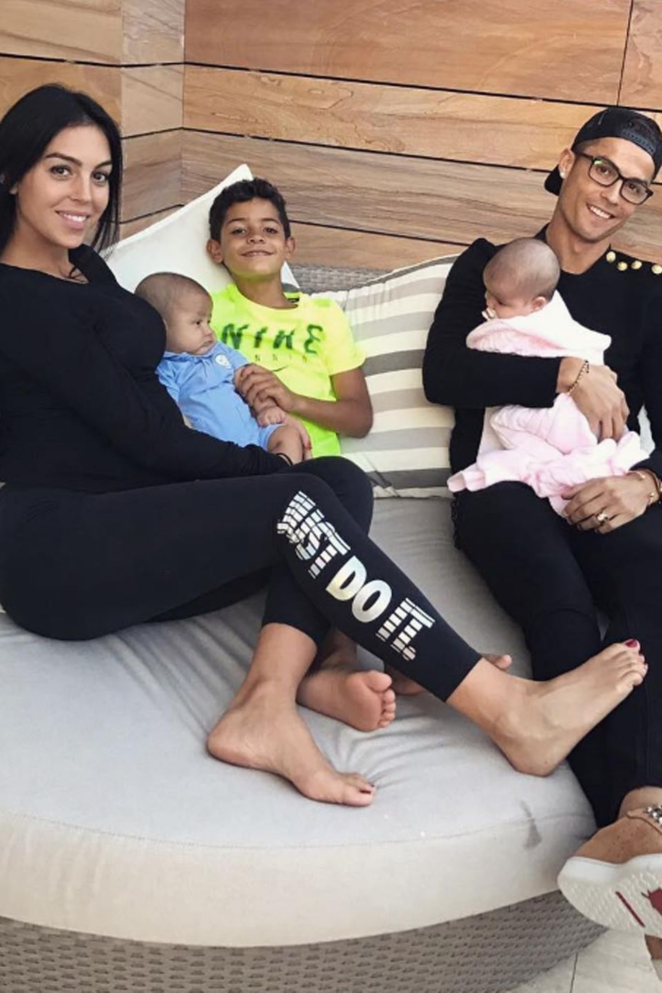 Cristiano Ronaldo mit Freundin Georgina Rodriguez (damals noch schwanger mit der gemeinsamen Tochter Alana Martina) und seinen Kindern Cristiano Jr. (Mitte) und den Zwillingen Eva und Matteo. 