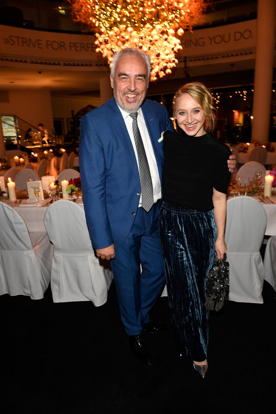 12. Dezember 2017 Schauspielerin Anna Maria Mühe gesellt sich an die Seite von Hans-Reiner Schröder (Direktor BMW Berlin). 12. Dezember 2017 Schauspielerin Anna Maria Mühe gesellt sich an die Seite von Hans-Reiner Schröder (Direktor BMW Berlin).
