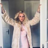 Im rosa Kleidchen à la Hervé Léger und Teddy-Mantel beweist Britney Spears wieder einmal, dass man guten Geschmack nicht kaufen kann. Auch wenn ein Kleid des Labels um die 1.200 Euro kostet und damit absolut kein Schnäppchen ist, wirkt es in Britneys Kombination eher preiswert.