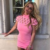 Neonpink, Gitter-Dekolleté und super kurzer Schnitt - diesem Kleid könnte man ebenfalls den Stempel "billig" verpassen. Dabei ist Britneys Lifestyle alles andere als günstig. 9 Millionen Euro soll sie im vergangenen Jahr ausgegeben haben.
