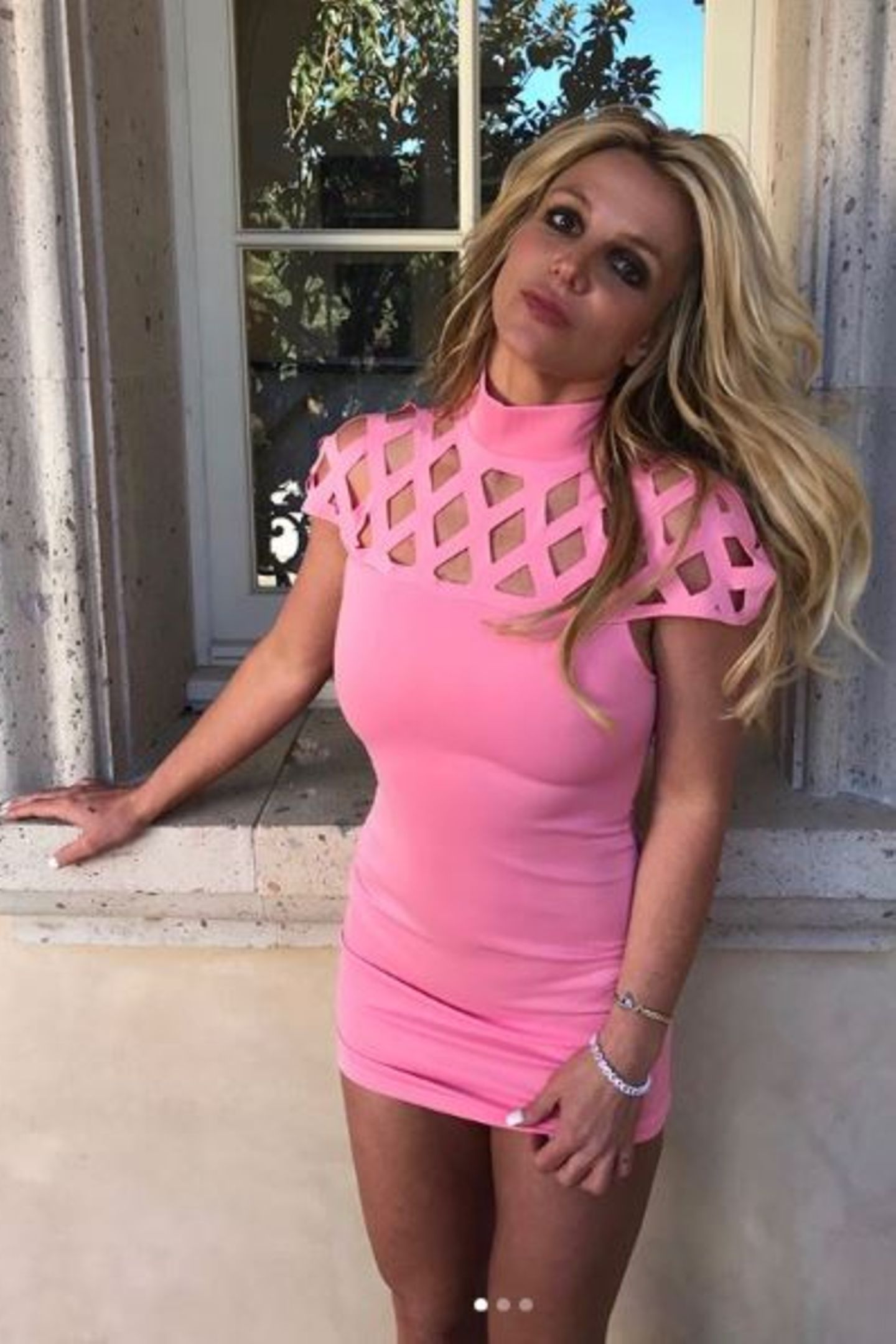 Neonpink, Gitter-Dekolleté und super kurzer Schnitt - diesem Kleid könnte man ebenfalls den Stempel "billig" verpassen. Dabei ist Britneys Lifestyle alles andere als günstig. 9 Millionen Euro soll sie im vergangenen Jahr ausgegeben haben.