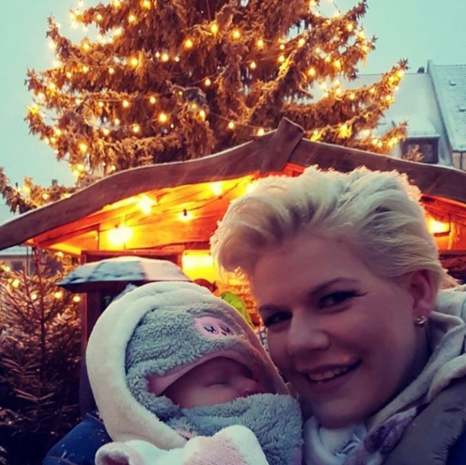 Mit ihrer süßen Mia Rose besucht Melanie Müller den Weihnachtsmarkt in Grimma. Mit ihrer süßen Mia Rose besucht Melanie Müller den Weihnachtsmarkt in Grimma.