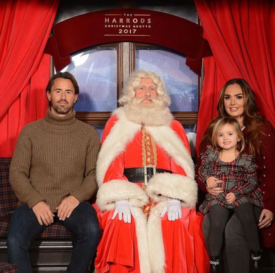 Jay Rutland und Tamara Ecclestone müssen mit aufs Bild: Die kleine Sophia freut sich über ein Foto mit dem Weihnachtsmann. Jay Rutland und Tamara Ecclestone müssen mit aufs Bild: Die kleine Sophia freut sich über ein Foto mit dem Weihnachtsmann.