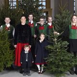 14. Dezember 2017   Prinzessin Victoria und ihre Kinder Prinzessin Estelle und Prinz Oscar bekommen schöne Weihnachtsbäume von Studenten der Schwedischen Universität für Agrarwissenschaften (SLU). Seit den 1960er Jahren stellt die SLU dem Königspalast die festlichen Nadelgehölze.