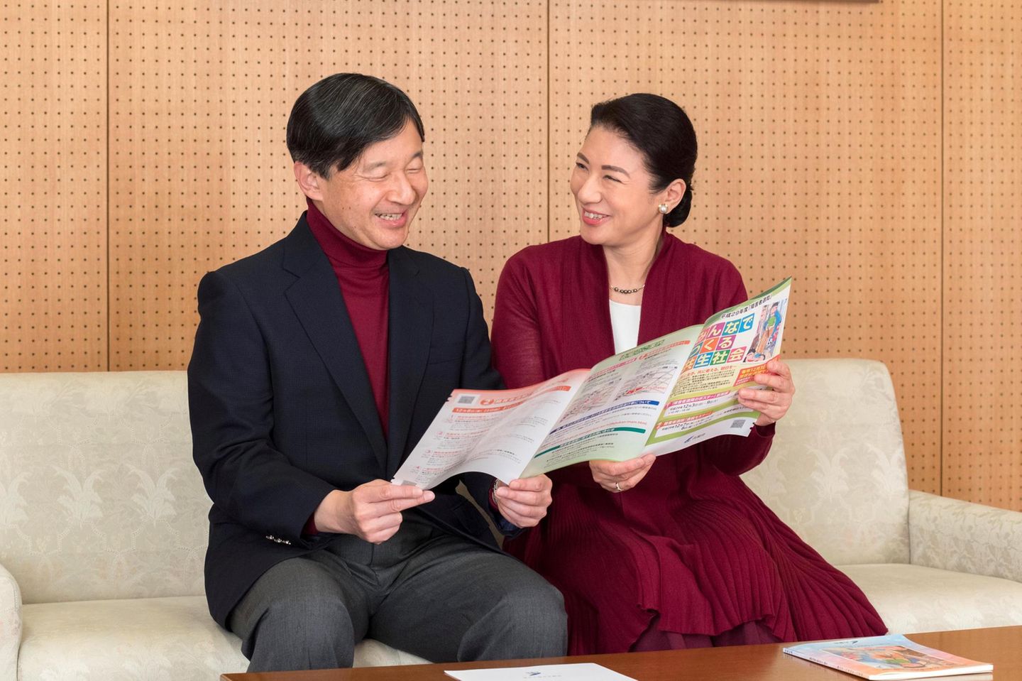 5. Dezember 2017  Prinz Naruhito und Prinzessin Masako studieren gut gelaunt eine Broschüre.