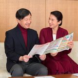 5. Dezember 2017  Prinz Naruhito und Prinzessin Masako studieren gut gelaunt eine Broschüre.