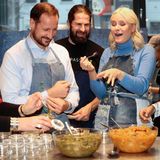 14. Dezember 2017  Bei einer Veranstaltung zum Thema "Überschüssiges Essen" können Prinzessin Mette Marit und Prinz Haakon diverse Dinge probieren. Eine Sache scheint Norwegens Kronprinzessin nicht zu munden - oder doch besonders gut?