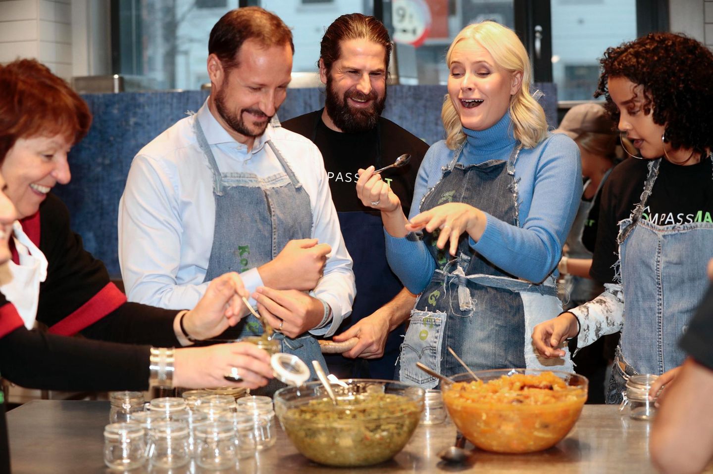 14. Dezember 2017  Bei einer Veranstaltung zum Thema "Überschüssiges Essen" können Prinzessin Mette Marit und Prinz Haakon diverse Dinge probieren. Eine Sache scheint Norwegens Kronprinzessin nicht zu munden - oder doch besonders gut?