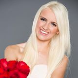 Am 10. Januar ist es wieder so weit: "Der Bachelor" verteilt fleißig Rosen. Eine der Anwärterinnen ist die 21-jährige Clarissa. Der strahlende Single erinnert uns stark an eine andere deutsche TV-Blondine... 