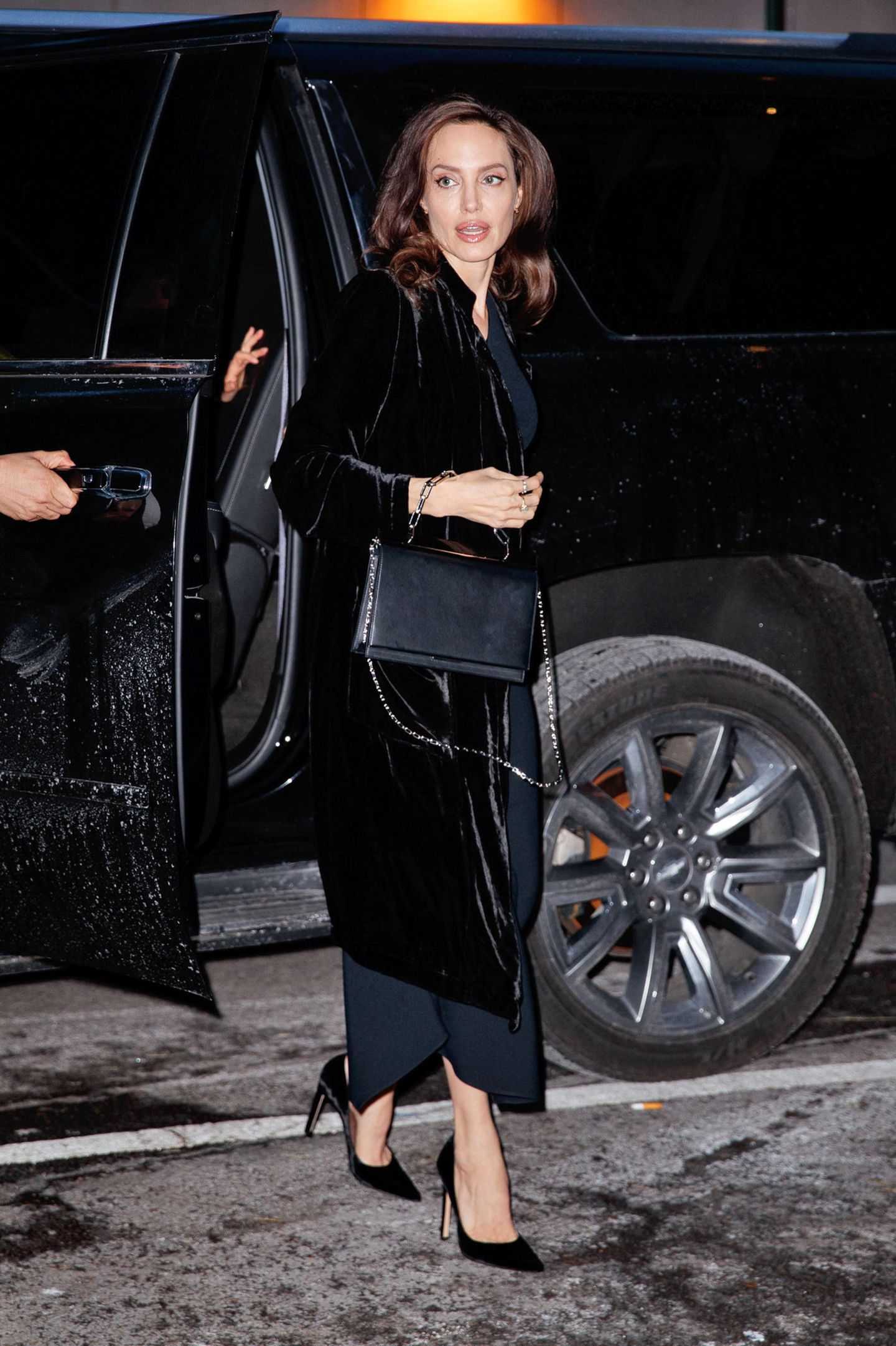 Außer dass Angelina Jolie wieder einmal durch ihre sehr schmale Figur ins Auge fällt, scheint der Hollywoodstar in seiner gewohnt dunklen Garderobe auf diesem Foto nicht augenscheinlich verändert auszusehen. Doch beim genaueren Blick in ihr Gesicht sieht das schon wieder anders aus ... 