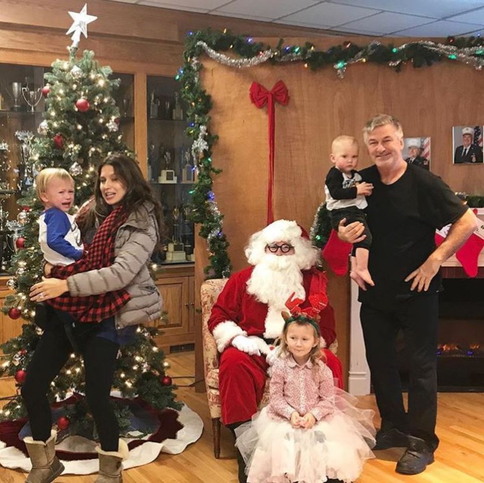 "Das sind 100 Prozent wir", postet Hilaria Baldwin über das misslungene Gruppenfoto. Während Tochter Carmen sich von dem Weihnachtsmann einen fliegenden Teppich wünscht, denkt sich Sohn Leo: "Was auch immer, solange es was zu Essen gibt." Papa Alec Baldwin zeigt sich derweil wie immer von seiner fotogenen Seite und Hilaria versucht Sohn Rafael vor dem fiesen Weihnachtsmanntrauma zu retten. "Das sind 100 Prozent wir", postet Hilaria Baldwin über das misslungene Gruppenfoto. Während Tochter Carmen sich von dem Weihnachtsmann einen fliegenden Teppich wünscht, denkt sich Sohn Leo: "Was auch immer, solange es was zu Essen gibt." Papa Alec Baldwin zeigt sich derweil wie immer von seiner fotogenen Seite und Hilaria versucht Sohn Rafael vor dem fiesen Weihnachtsmanntrauma zu retten.