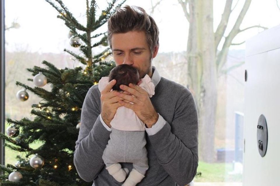 22. Dezember 2017 "Worte können nicht beschreiben, wie schön du bist", postet Schauspieler Jörn Schlönvoigt. Bereits am 13. Dezember ist sein Baby auf die Welt gekommen; jetzt zeigt sich der GZSZ-Star mit seinem kleinen Wunder. 22. Dezember 2017 "Worte können nicht beschreiben, wie schön du bist", postet Schauspieler Jörn Schlönvoigt. Bereits am 13. Dezember ist sein Baby auf die Welt gekommen; jetzt zeigt sich der GZSZ-Star mit seinem kleinen Wunder.