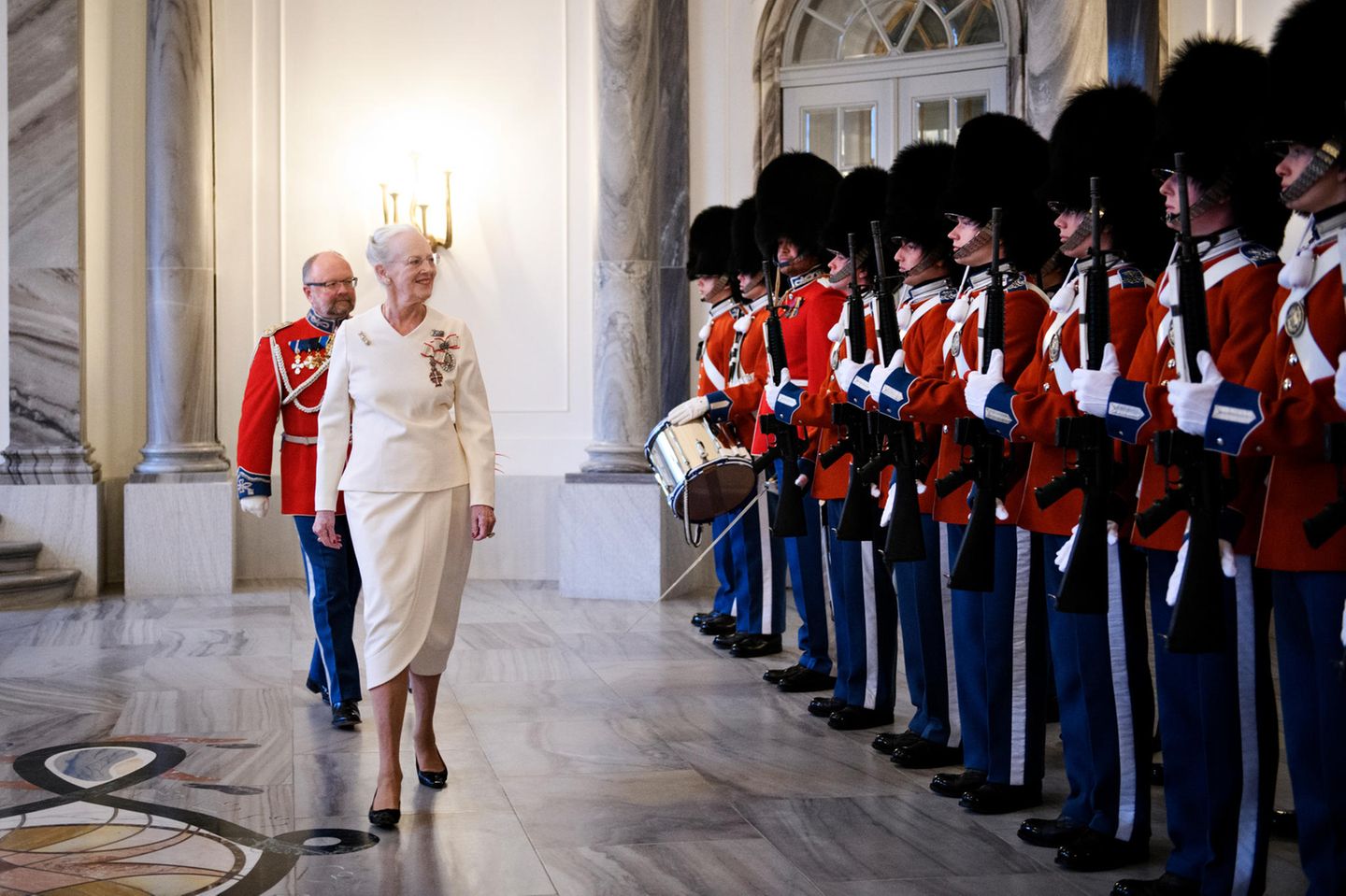 15. Dezember 2017  Auf Schloss Amalienborg schreitet Königin Margrethe zur Audienz für die neuen Botschafter aus Norwegen, Ägypten, Österreich, Israel, Mexiko und den USA.