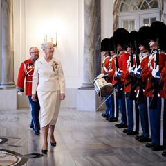 15. Dezember 2017  Auf Schloss Amalienborg schreitet Königin Margrethe zur Audienz für die neuen Botschafter aus Norwegen, Ägypten, Österreich, Israel, Mexiko und den USA.