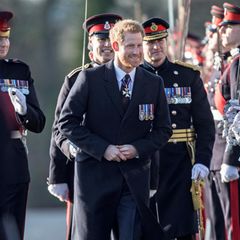 15. Dezember 2017  Die Sovereign's Parade an der Königlichen Militärakademie in Sandhurst besucht Prinz Harry bestens gelaunt, aber ohne seine Verlobte Meghan an seiner Seite. Nach der Hochzeit im Mai 2018 wird sie sicher öfter bei offiziellen Terminen zu sehen sein.