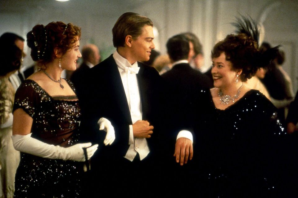 Kathy Bates spielte Margaret "Molly" Brown, eine Frauenrechtsaktivistin, die als Titanic-Überlebende bekannt wurde und den Spitznamen "The Unsinkable Molly Brown" trug. Kathy Bates spielte Margaret "Molly" Brown, eine Frauenrechtsaktivistin, die als Titanic-Überlebende bekannt wurde und den Spitznamen "The Unsinkable Molly Brown" trug.