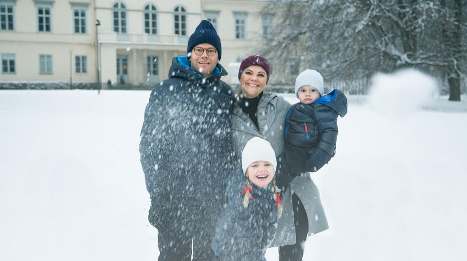 18. Dezember 2017   Prinzessin Victoria sendet einen schneeweißen Weihnachtsgruß vom Schloss Haga aus. Auf dem liebevollen Familienfoto rücken um sie herum Prinz Daniel, Prinzessin Estelle und Prinz Oscar zusammen.