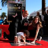13. Dezember 2017  Dwayne Johnson wird in Hollywood mit einem Stern auf dem berühmten Walk of Fame geehrt.  Unterstützung bekommt "The Rock" an diesem besonderen Tag von seiner Frau Lauren Hashian und Tochter Jasmine Lia. 