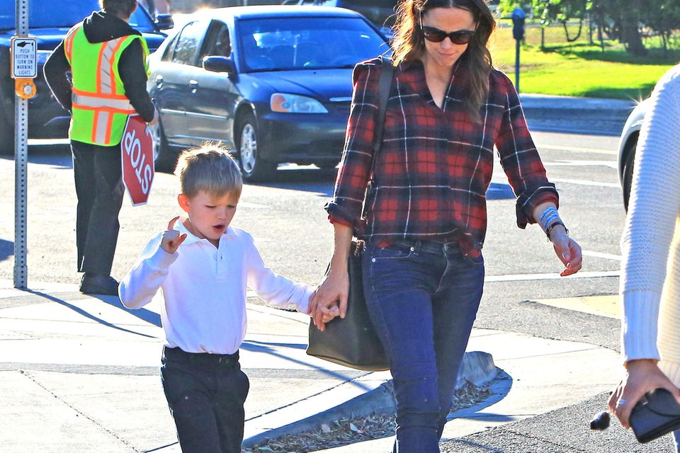 Jennifer Garner: Jennifer Garner und ihr Sohn Samuel laufen durch Los Angeles. Der nicht mehr ganz so kleine Hollywood-Sprössling scheint seiner Mama gerade etwas Spannendes zu erzählen. Jennifer Garner und ihr Sohn Samuel laufen durch Los Angeles. Der nicht mehr ganz so kleine Hollywood-Sprössling scheint seiner Mama gerade etwas Spannendes zu erzählen.