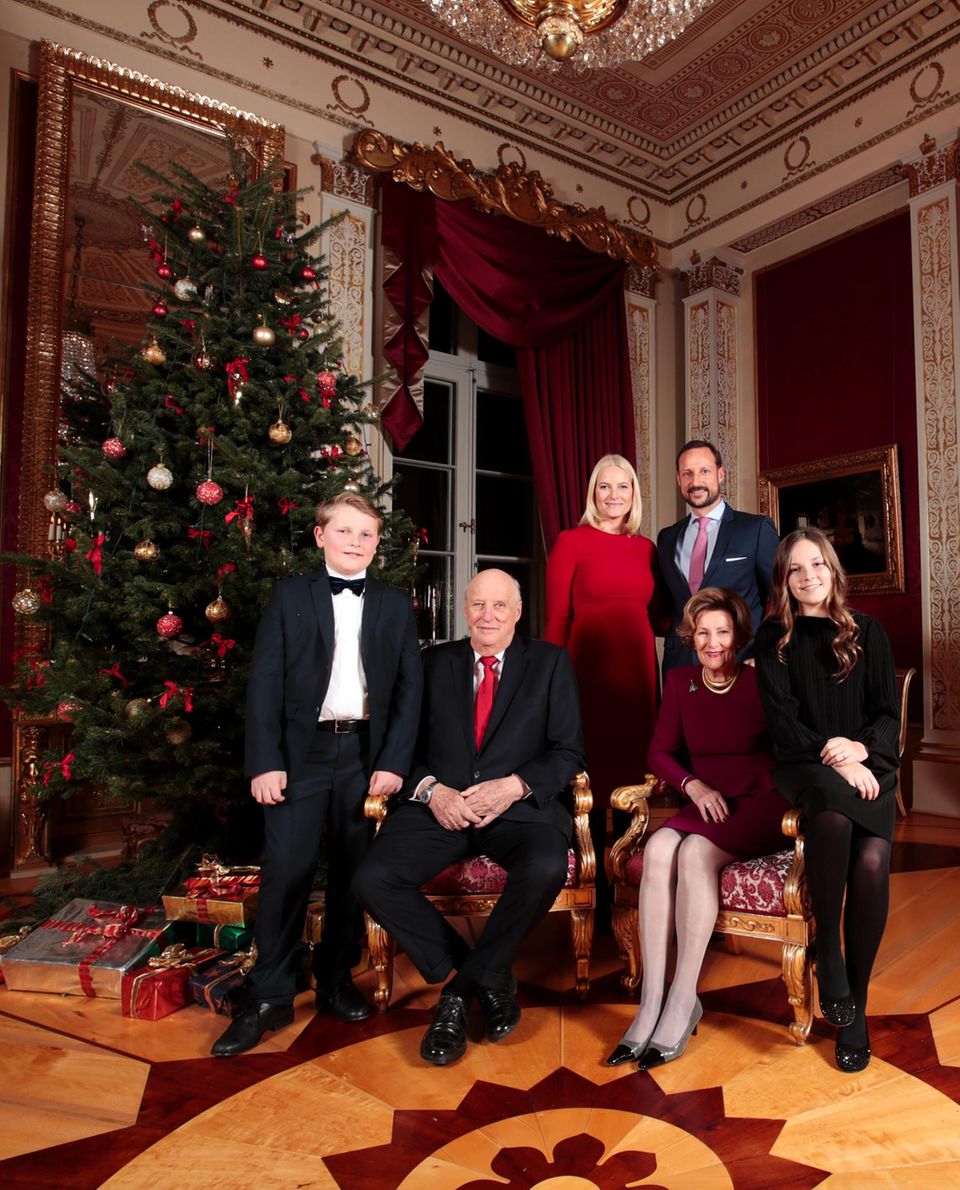 19. Dezember 2017 Prinz Sverre Magnus, König Harald, Prinzessin Mette-Marit, Prinz Haakon, Königin Sonja und Prinzessin Ingrid Alexandra posieren während des weihnachtlichen Fototermins und sorgen für ein gelungen festliches Familienfoto. Mit einer Lücke: Mette-Marits ältester Sohn Marius Borg Höiby fehlte im Bild... 19. Dezember 2017 Prinz Sverre Magnus, König Harald, Prinzessin Mette-Marit, Prinz Haakon, Königin Sonja und Prinzessin Ingrid Alexandra posieren während des weihnachtlichen Fototermins und sorgen für ein gelungen festliches Familienfoto. Mit einer Lücke: Mette-Marits ältester Sohn Marius Borg Höiby fehlte im Bild...