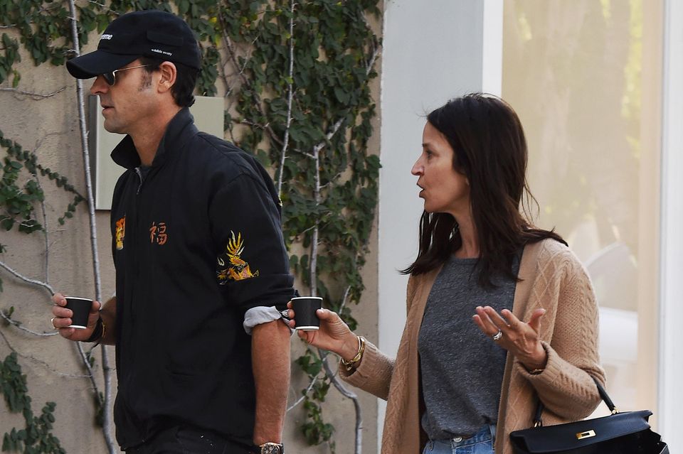 Justin Theroux: Mit einem Espresso in der Hand laufen Justin Theroux und eine unbekannte Brünette durch die Straßen von Los Angeles. Sie unterhalten sich angeregt, kommen sich aber nicht näher. Mit einem Espresso in der Hand laufen Justin Theroux und eine unbekannte Brünette durch die Straßen von Los Angeles. Sie unterhalten sich angeregt, kommen sich aber nicht näher.
