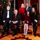 Was für ein perfektes Weihnachtsfoto der norwegischen Royals. Mette-Marit strahlt in einem roten Kleid hervor und hat damit wirklich alles richtig gemacht, weil ... 