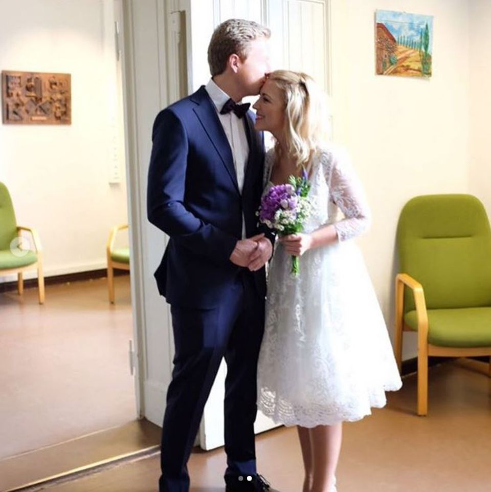 Oktober "Ich habe am Wochenende im kleinen Kreis meine große Liebe geheiratet. Danke an das Leben, dass es mir diesen liebevollen, mich erdenden, unbeschreiblich wundervollen Mann geschenkt hat, und danke an meinen Mann, dass er meine Lebensfreude ins Unermessliche steigert. Ich bin so unendlich glücklich", postet GZSZ-Darstellerin Iris Mareike Steen. Oktober "Ich habe am Wochenende im kleinen Kreis meine große Liebe geheiratet. Danke an das Leben, dass es mir diesen liebevollen, mich erdenden, unbeschreiblich wundervollen Mann geschenkt hat, und danke an meinen Mann, dass er meine Lebensfreude ins Unermessliche steigert. Ich bin so unendlich glücklich", postet GZSZ-Darstellerin Iris Mareike Steen.