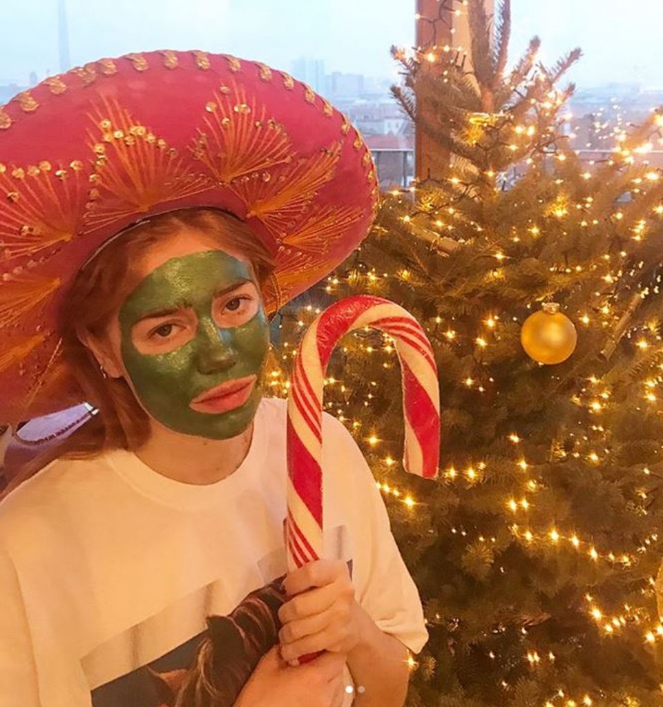Das ist Palina Rojinskis lustige Interpretation vom "Grinch". Das ist Palina Rojinskis lustige Interpretation vom "Grinch".