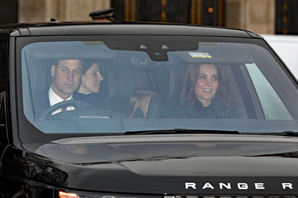 Prinz Harry: Auf dem Rücksitz schaut eine neugierige Prinzessin Charlotte aus dem Fenster. Auf dem Rücksitz schaut eine neugierige Prinzessin Charlotte aus dem Fenster.