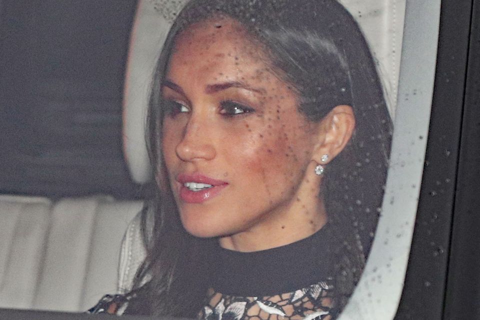 Prinz Harry: Meghan sitzt neben ihrem Verlobten und trägt ein hochgeschlossenes Spitzenoberteil. Meghan sitzt neben ihrem Verlobten und trägt ein hochgeschlossenes Spitzenoberteil.
