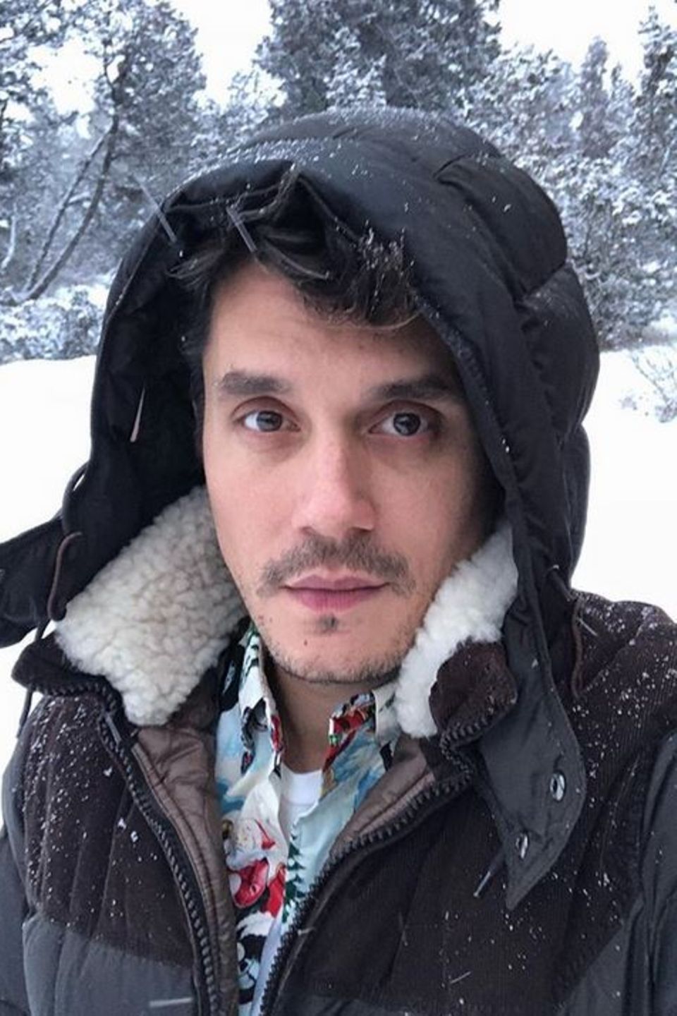 Warm eingepackt knipst John Mayer ein Selfie im Schnee. 
